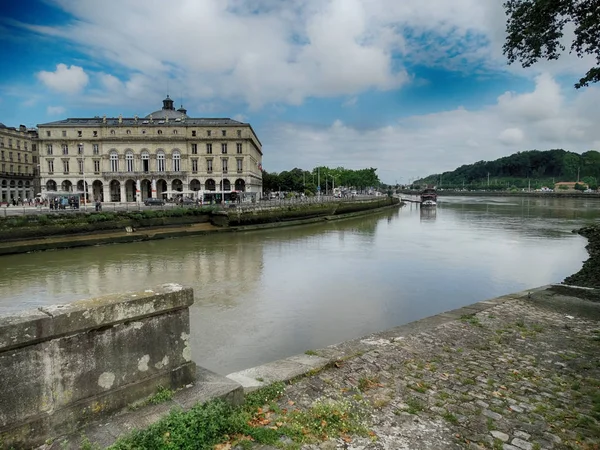 Plac Teatralny Nive Rzeki Bayonne Francja — Zdjęcie stockowe