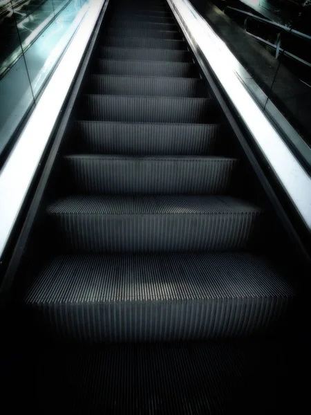 Escaleras Mecánicas Interior Moderno Aeropuerto — Foto de Stock