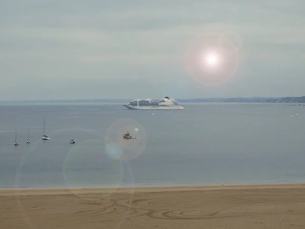 Enorme Nave Crociera Dalla Spiaggia — Foto Stock