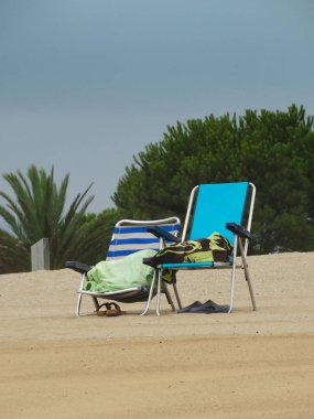 Sahilde güneşlenmek için sandalye boş çift