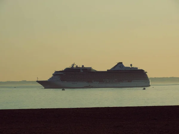 Kreuzfahrtschiff Bei Sonnenuntergang — Stockfoto