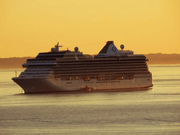 Kreuzfahrtschiff Bei Sonnenuntergang — Stockfoto