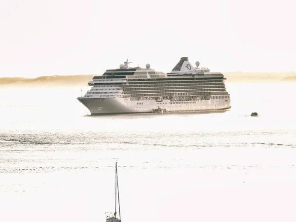 Navio Cruzeiro Navegando Sobre Oceano — Fotografia de Stock