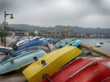 Hondarribia köyü Bask ülke İspanya görünümünde, tekneler