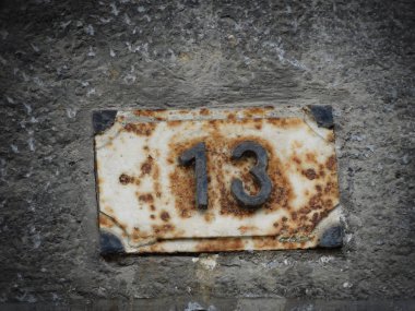 13 numara işareti duvar