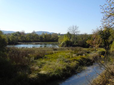 Jaizkibel dağın Kuzey İspanya yanında Jaizubia Marsh