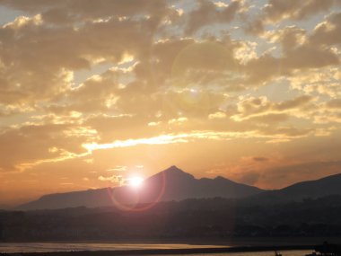 Sunrise Orange Pyrenees Avrupa'da Hondarribia köyden yanında       