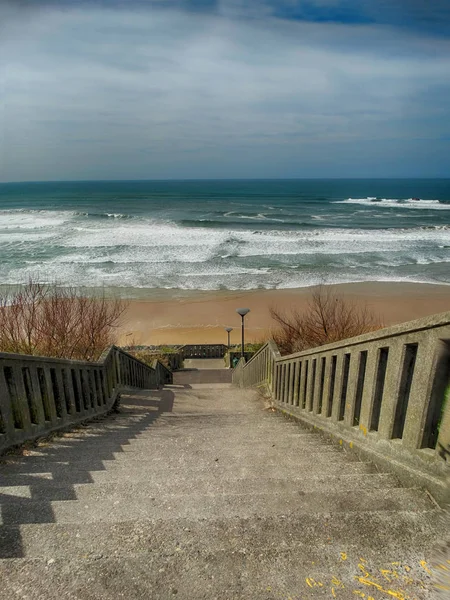 フランスのビーチ Cte バスクへ続くビアリッツ階段階段 — ストック写真
