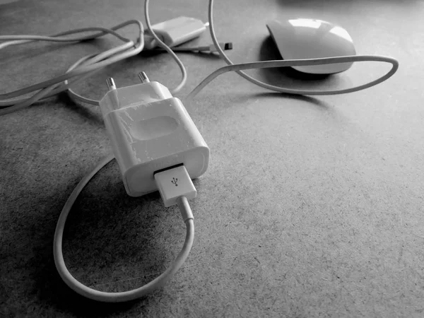 Tabell Med Usb Kabel Och Mus — Stockfoto