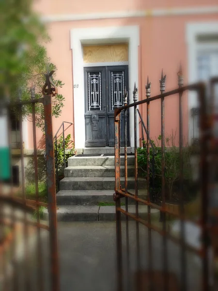 Πύλη Βήματα Και Κλειστή Πόρτα — Φωτογραφία Αρχείου