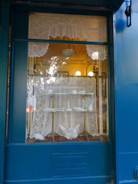 Vitrin Mavi ve Vintage Perdeler Paris'te