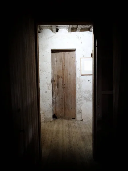 農場内の木製の古いドア — ストック写真