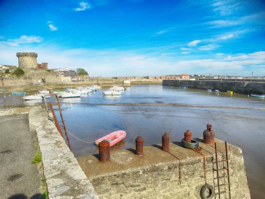 Yuvarlak kulesi ve teknesi olan Sokoa Limanı  