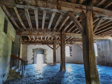 İspanya 'nın Bask bölgesindeki Berastegui pittoresk köyündeki eski kilise.