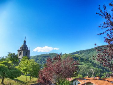 Elduain Güzel Bask Köyü dağlar arasında