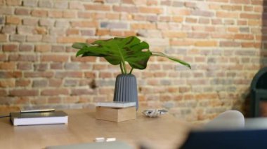 Arkasında şömine olan ofis masası.