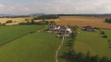 İnsansız hava aracı gölün ve tarlaların üzerinde uçuyor.