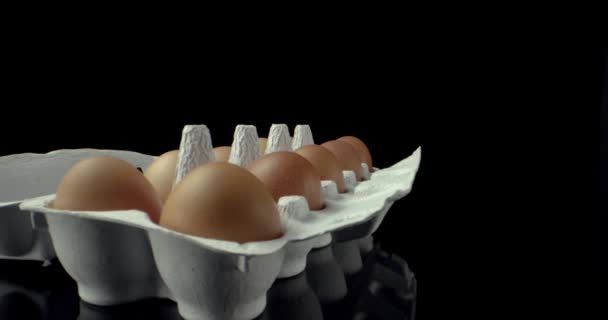 Коробка з яйцями супер макро крупним планом зйомка — стокове відео
