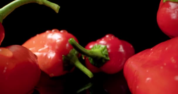 Fűszeres paprika piros friss chili paprika élelmiszer 4k hq szuper makró közelkép — Stock videók