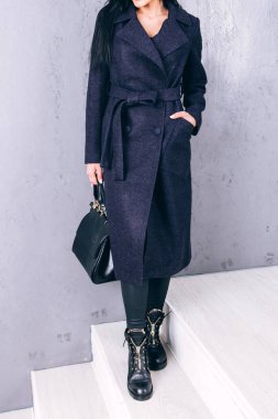 Yarı sezon kıyafetlerinin stüdyo fotoğrafçılığı. Gri arka planda zarif ceketli genç bir kız. Promosyon kadın ceketi. Şık bir sonbahar bahar montu giymiş bir kadın. Günlük kıyafet..