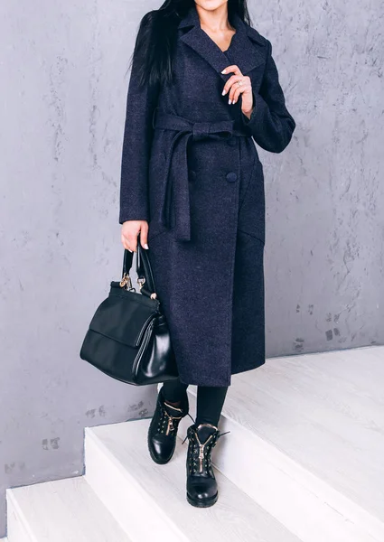 Yarı sezon kıyafetlerinin stüdyo fotoğrafçılığı. Gri arka planda zarif ceketli genç bir kız. Promosyon kadın ceketi. Şık bir sonbahar bahar montu giymiş bir kadın. Günlük kıyafet..