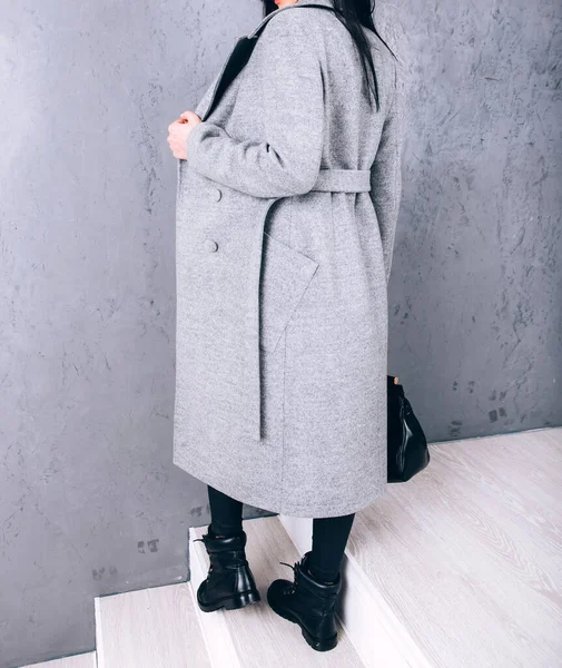 Studioaufnahmen Von Halbjahreskleidung Junges Erwachsenes Mädchen Elegantem Mantel Auf Grauem — Stockfoto