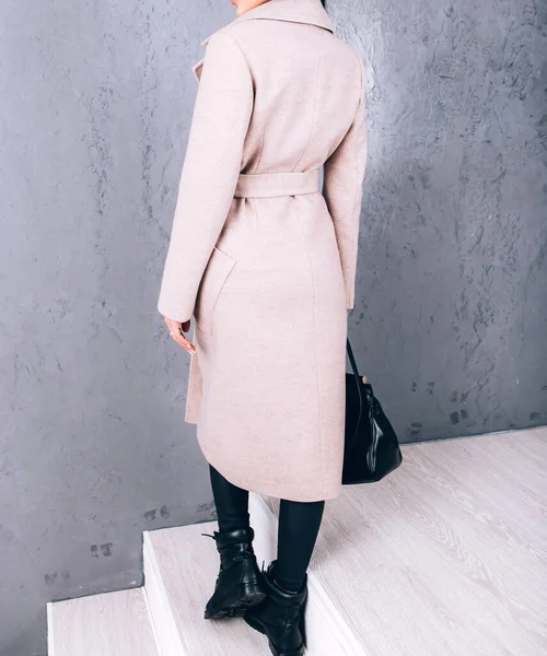 Студійна Фотографія Демісезонного Одягу Молода Доросла Дівчина Елегантному Пальто Сірому — стокове фото