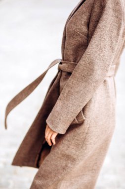 Kadın ceketinin ayrıntıları yakın plan. Açık havada zarif ceketli genç bir kız. Promosyon kadın ceketi. Havalı, yünlü bir sonbahar ve bahar ceketli, şık, esmer bir kadın..