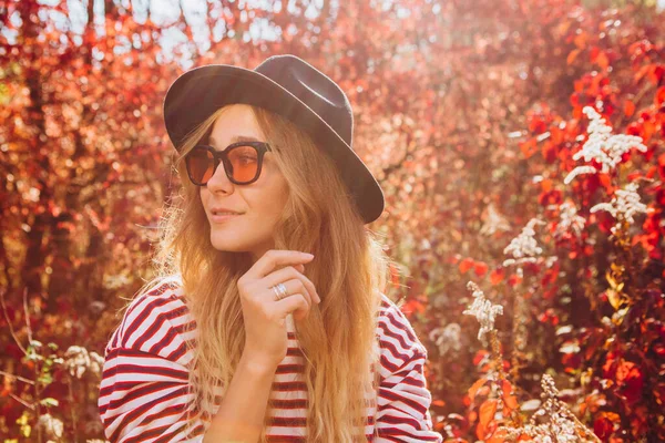 Портрет Блондинки Осеннем Лесу Красивая Девушка Черной Шляпе Гуляет Парку — стоковое фото