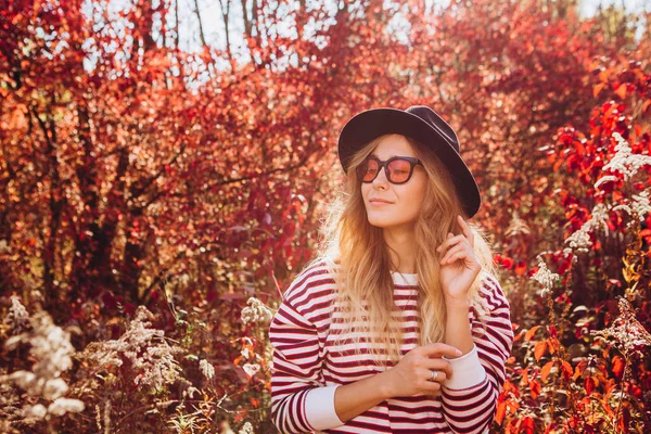 Portret Van Een Blondine Het Herfstbos Mooi Meisje Met Een — Stockfoto