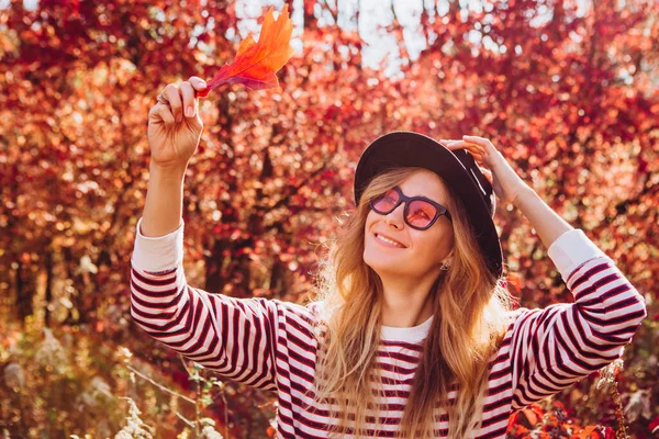 Portret Van Een Blondine Het Herfstbos Mooi Meisje Met Een — Stockfoto