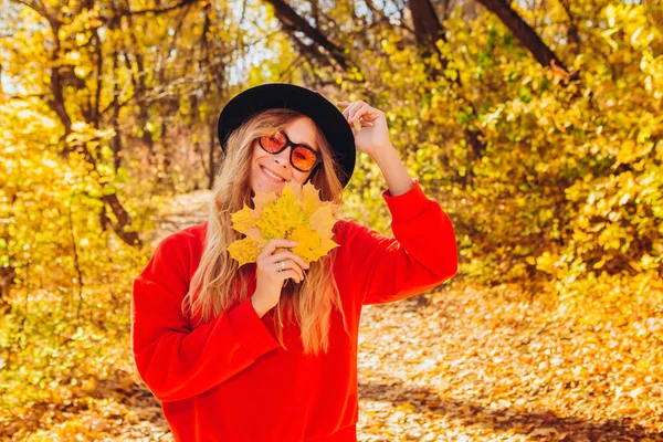 Portret Van Een Blondine Het Herfstbos Mooi Meisje Met Een — Stockfoto