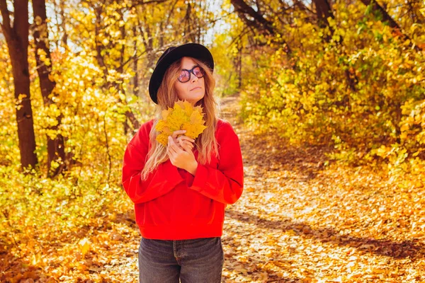 秋天森林里金发美女的画像戴着黑色帽子的漂亮姑娘在公园里散步 外面穿着时髦配饰的女人 日落时一个女孩在大自然中的画像 黄秋背景 — 图库照片