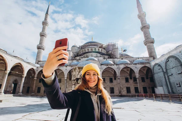 Молода Жінка Європея Робить Селфі Портрет Стамбулі Туреччина Дівчина Ходить — стокове фото