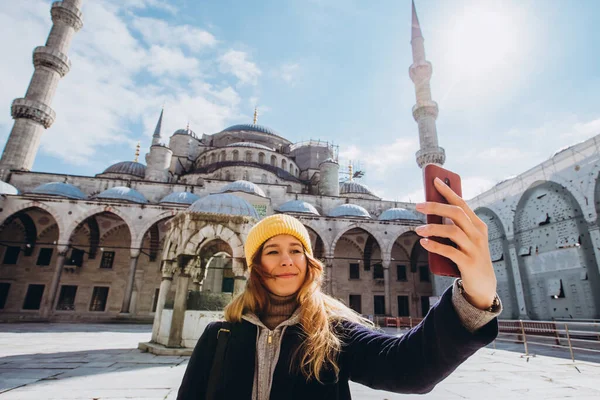 Молода Жінка Європея Робить Селфі Портрет Стамбулі Туреччина Дівчина Ходить — стокове фото