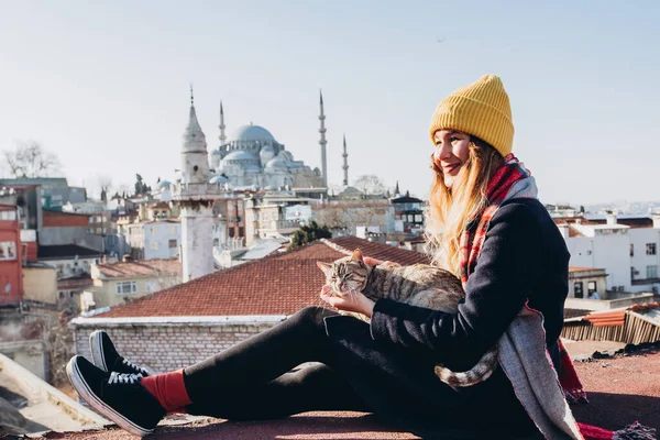 Жінка Блондинка Гладила Кота Даху Видом Мечеть Стамбул Туреччина Дівчина — стокове фото