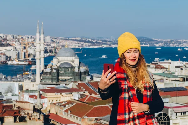 Жінка Блондинка Робить Фотографію Телефону Даху Великого Базара Стамбул Туреччина — стокове фото