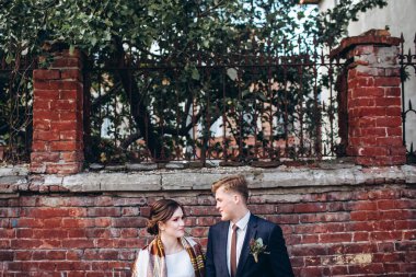 Güneşli bir sonbahar gününde gelinlik giymiş genç bir çift şehirde dolaşıyor. Birbirine aşık bir çift. Duygular. Mutlu bir karı kocanın portresi. Komik adam ve kız dışarıda gülüyorlar..