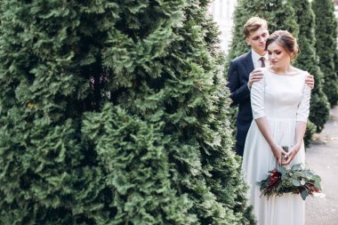 Sonbahar günü şehirde yürüyen genç bir çift. Birbirine aşık bir çift. Gerçek duygular. Yeşillik arka planında mutlu bir karı kocanın portresi. Komik adam ve kız yağmurda dışarıda gülüyorlar..