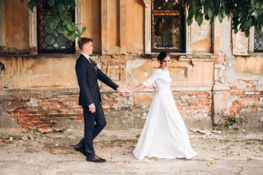 Güneşli bir sonbahar gününde gelinlik giymiş genç bir çift şehirde dolaşıyor. Birbirine aşık bir çift. Duygular. Mutlu bir karı kocanın portresi. Komik adam ve kız dışarıda gülüyorlar..