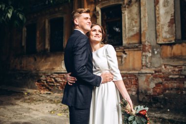 Güneşli bir sonbahar gününde gelinlik giymiş genç bir çift şehirde dolaşıyor. Birbirine aşık bir çift. Duygular. Mutlu bir karı kocanın portresi. Komik adam ve kız dışarıda gülüyorlar..