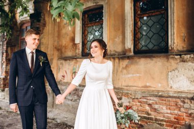 Güneşli bir sonbahar gününde gelinlik giymiş genç bir çift şehirde dolaşıyor. Birbirine aşık bir çift. Duygular. Mutlu bir karı kocanın portresi. Komik adam ve kız dışarıda gülüyorlar..