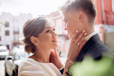 Güneşli bir sonbahar günü şehirde gezen genç bir çift. Birbirine aşık bir çift. Yeşillik arka planında mutlu bir karı kocanın duygusal portresi. Komik adam ve kız yağmurda dışarıda gülüyorlar..