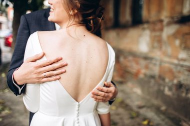 Güneşli bir sonbahar gününde gelinlik giymiş genç bir çift şehirde dolaşıyor. Birbirine aşık bir çift. Duygular. Mutlu bir karı kocanın portresi. Komik adam ve kız dışarıda gülüyorlar..