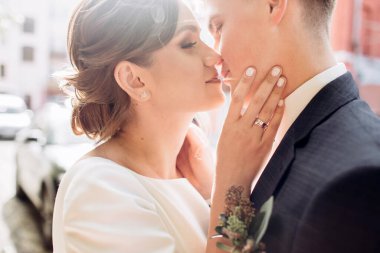 Güneşli bir sonbahar günü şehirde gezen genç bir çift. Birbirine aşık bir çift. Yeşillik arka planında mutlu bir karı kocanın duygusal portresi. Komik adam ve kız yağmurda dışarıda gülüyorlar..