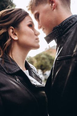 Güneşli bir sonbahar günü şehirde gezen genç bir çift. Birbirine aşık bir çift. Yeşillik arka planında mutlu bir karı kocanın duygusal portresi. Komik adam ve kız yağmurda dışarıda gülüyorlar..