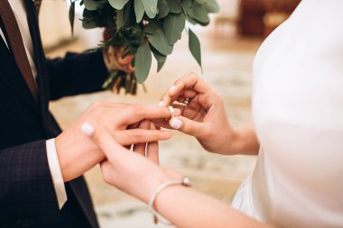 Eski bir malikanede gelinlik giymiş genç bir çift. Gelin ve damat içeride bir düğün töreninde. Sevgi dolu bir çift. Duygular. Mutlu karı koca. Damat gelinin parmağına alyans takar..