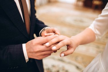 Eski bir malikanede gelinlik giymiş genç bir çift. Gelin ve damat içeride bir düğün töreninde. Sevgi dolu bir çift. Duygular. Mutlu karı koca. Damat gelinin parmağına alyans takar..