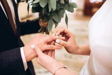 Eski bir malikanede gelinlik giymiş genç bir çift. Gelin ve damat içeride bir düğün töreninde. Sevgi dolu bir çift. Duygular. Mutlu karı koca. Damat gelinin parmağına alyans takar..