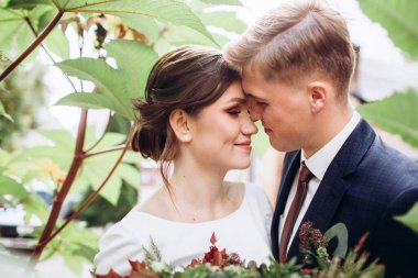 Güneşli bir sonbahar gününde gelinlik giymiş genç bir çift şehirde dolaşıyor. Birbirine aşık bir çift. Mutlu bir karı kocanın yakın plan portresi. Komik adam ve kız dışarıda gülüyorlar..